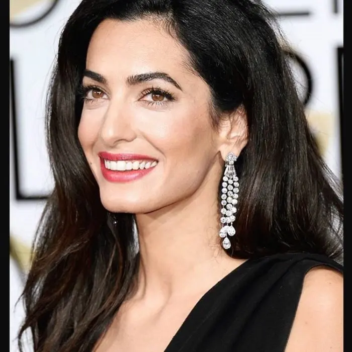 Amal Clooney con sopracciglia folte
