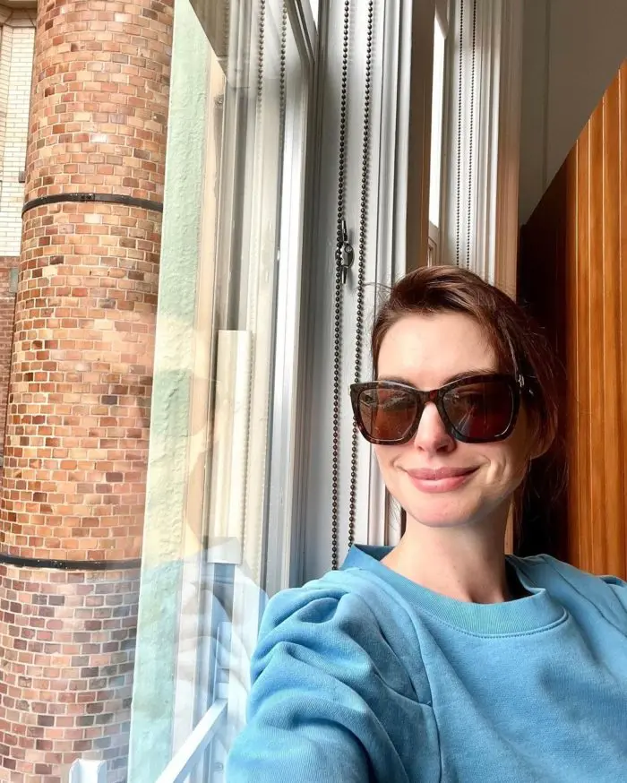 Anne Hathaway con occhiali
