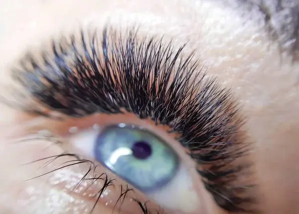 Applicazione ciglia volume