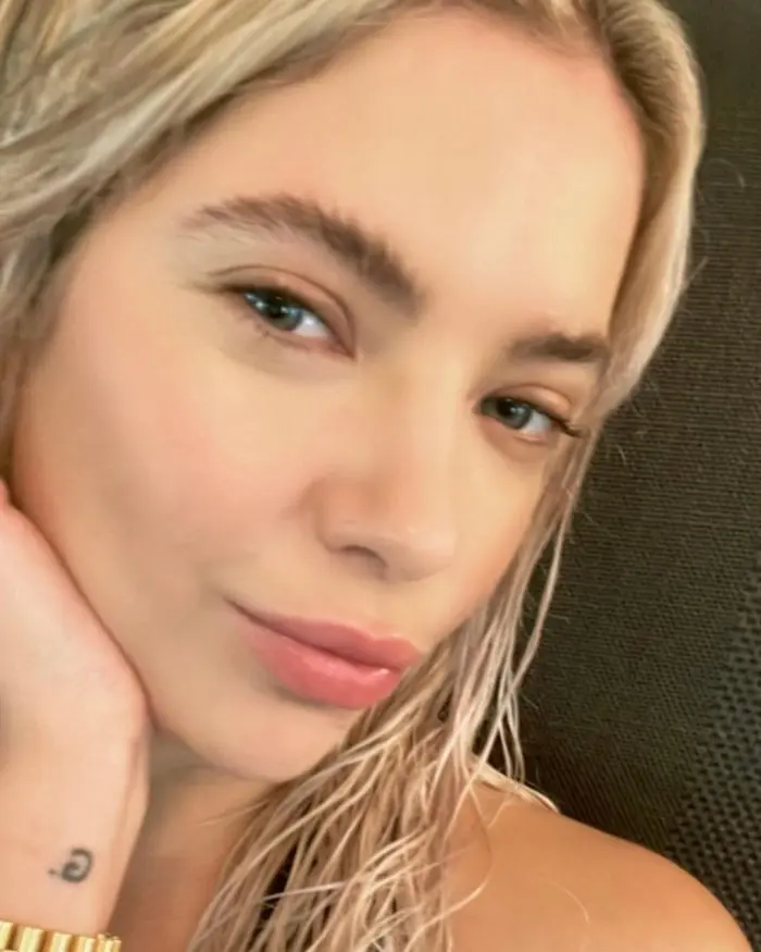 ashley benson con occhi blu