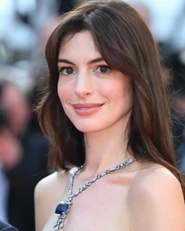 bella Anne Hathaway con occhi a mandorla