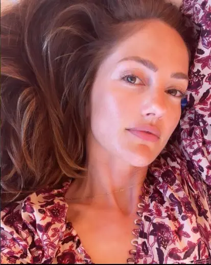 bella Minka Kelly con occhi a mandorla