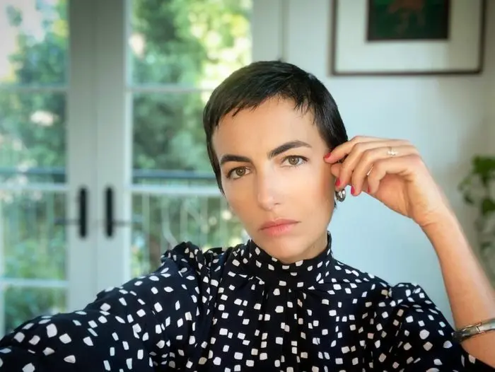 Camilla Belle con sopracciglia folte