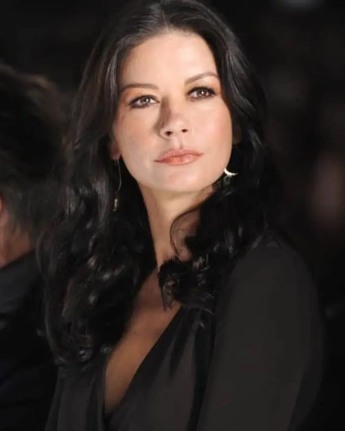 Catherine Zeta-Jones con occhi profondi