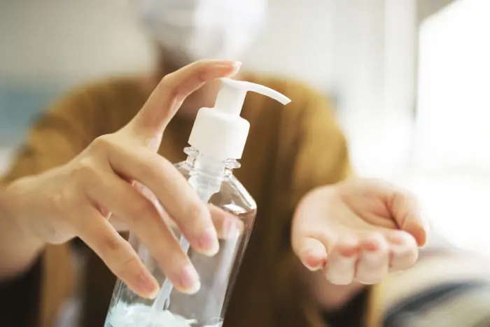 Conseguenze di indossare occhiali puliti con disinfettante