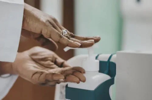 Effetto dell'uso del disinfettante per pulire gli occhiali