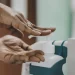 Effetto dell'uso del disinfettante per pulire gli occhiali