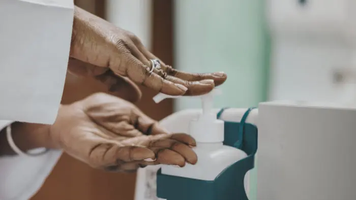 Effetto dell'uso del disinfettante per pulire gli occhiali