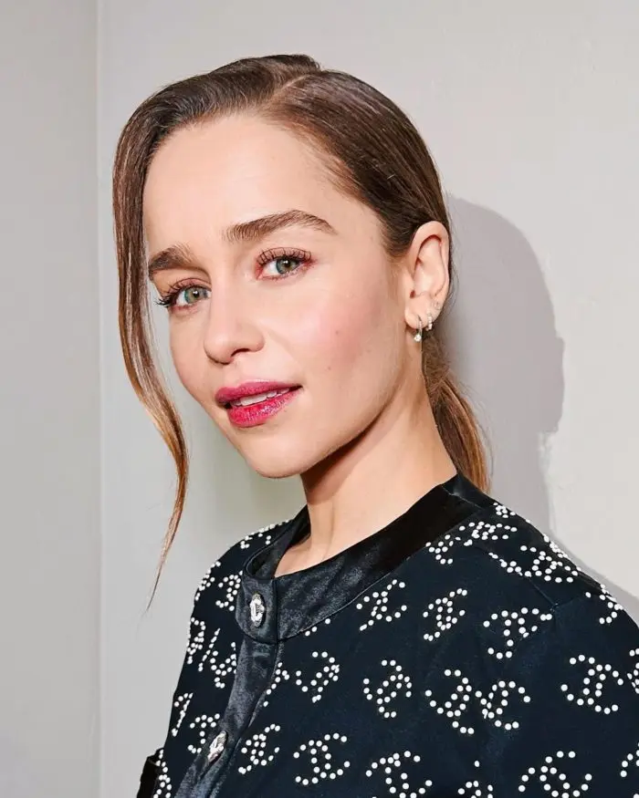 Emilia Clarke con sopracciglia folte