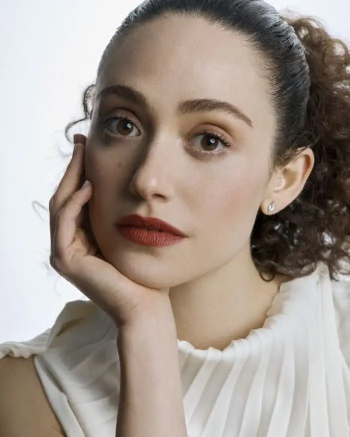 Emmy Rossum con sopracciglia folte