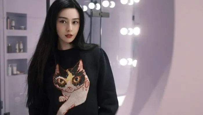 Fan Bingbing con sopracciglia folte
