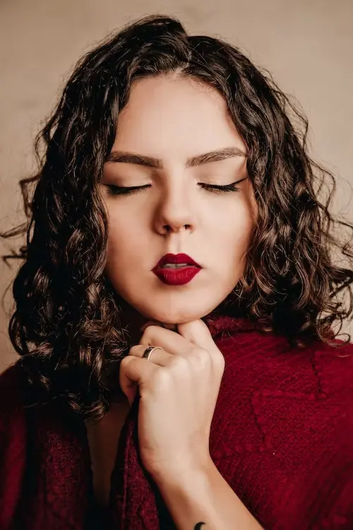 Far risaltare il trucco occhi con rossetto rosso audace