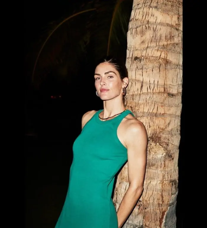 Hilary Rhoda con sopracciglia folte