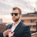 Indossare Occhiali da Sole con un Abito