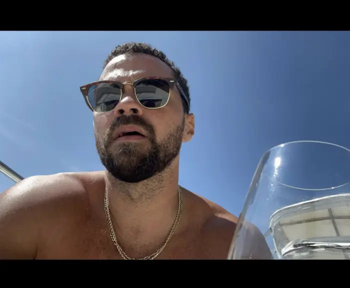 Jesse Williams con occhiali