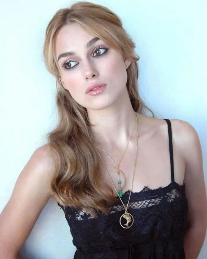 Keira Knightley con sopracciglia folte