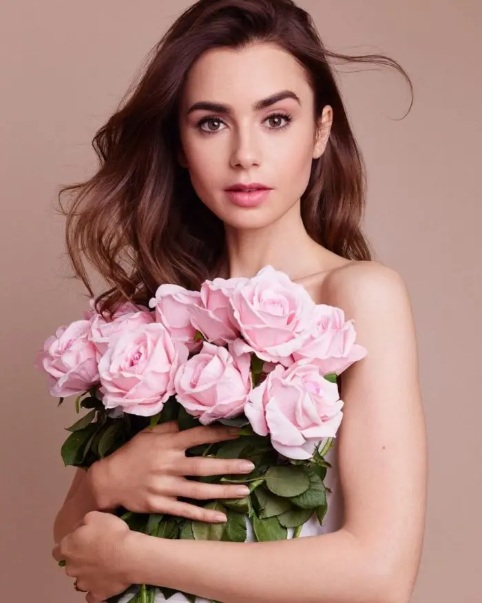 Lily Collins con sopracciglia folte