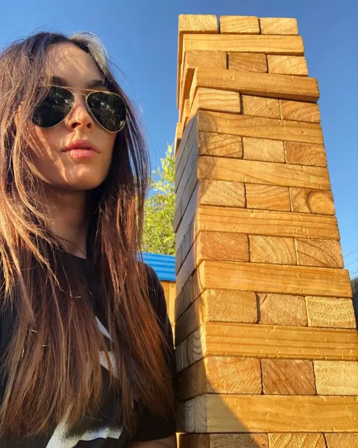 Megan Fox con occhiali eleganti