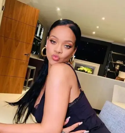occhi a mandorla di Rihanna