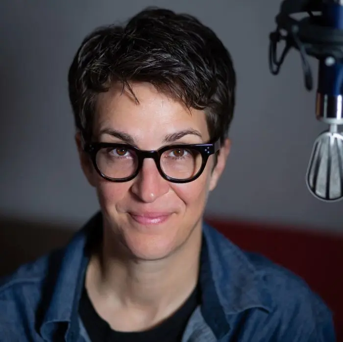 Rachel Maddow con occhiali raffinati