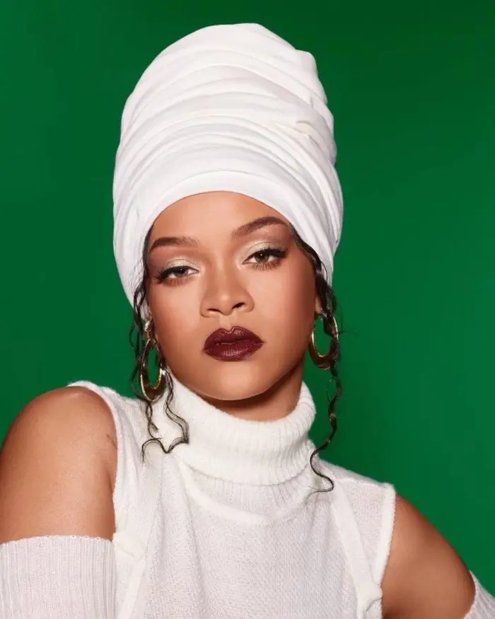 Rihanna con sopracciglia folte