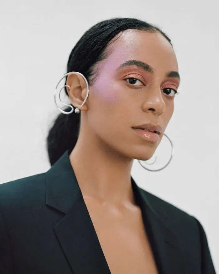 Solange con sopracciglia folte