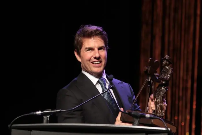 Tom Cruise con occhi profondi