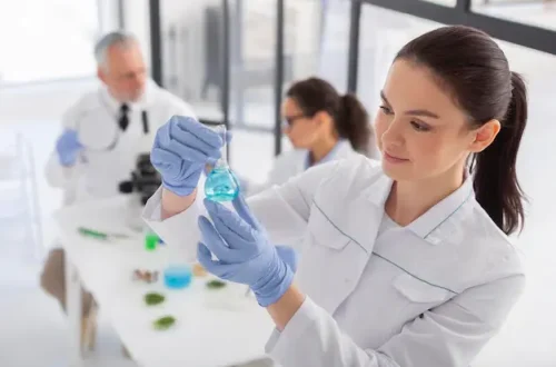 Uso dell'alcol isopropilico al 70% per pulire gli occhiali