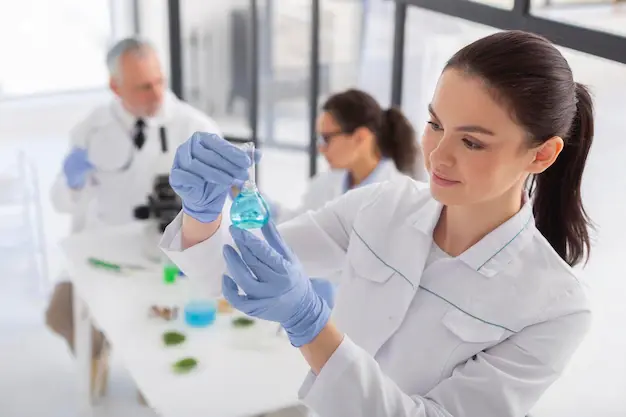 Uso dell'alcol isopropilico al 70% per pulire gli occhiali