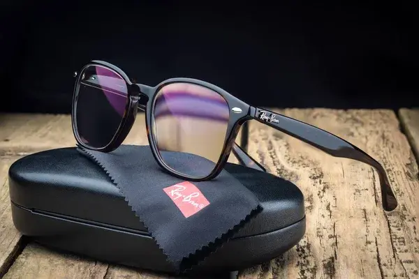 Consigli per prevenire graffi sugli occhiali Ray-Ban