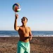 giocatori di beach volley con occhiali da sole