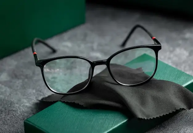 occhiali con lente verde