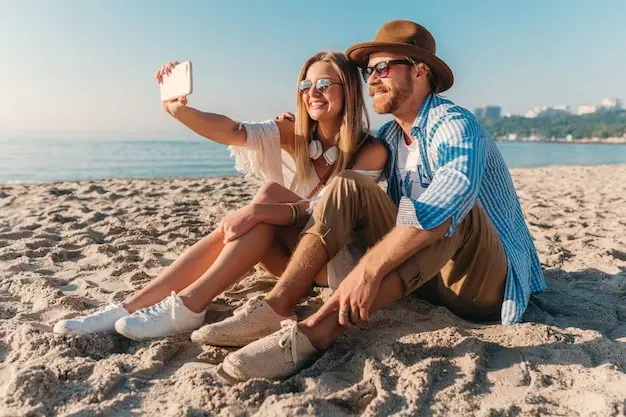 Occhiali da sole sono importanti per gli amanti della spiaggia