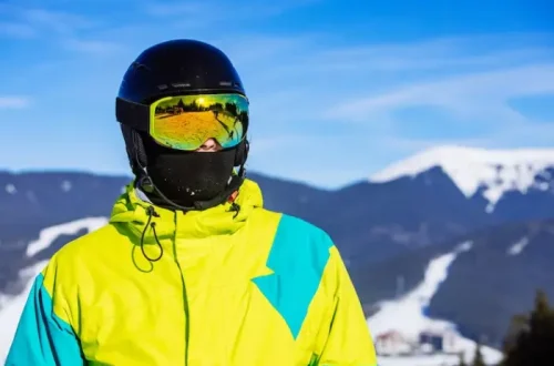 come indossare occhiali da sci con casco